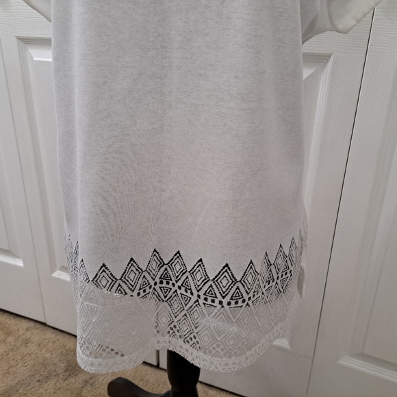 Ruby Road White Top With Laser Cutouts    Size M - Picture 3 of 12